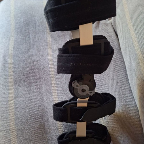 Thigh-calf brace with goniometer used