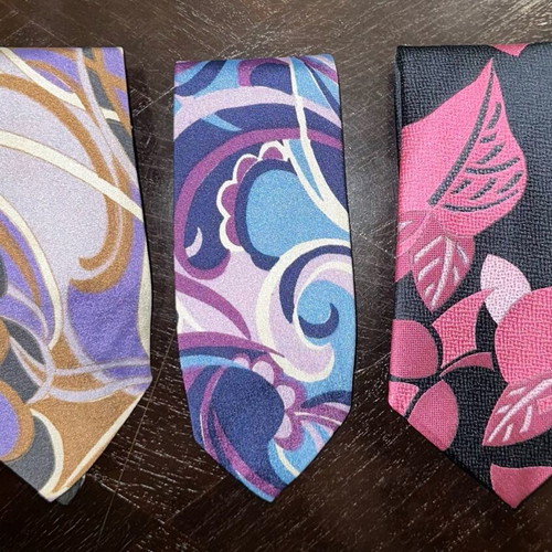 Set of 3 ties like new with modern patterns in purple, blue and pink