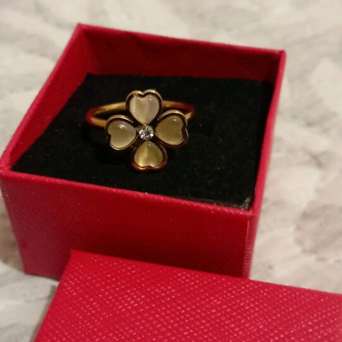 Four-Leaf Clover Ring new, gold color