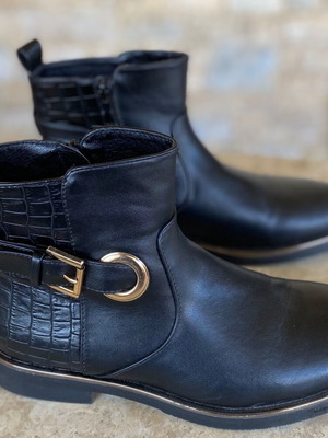 Voi & Noi women's black boots size 40 like new