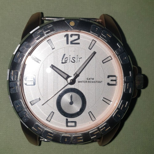 Loisir watch dial used without strap
