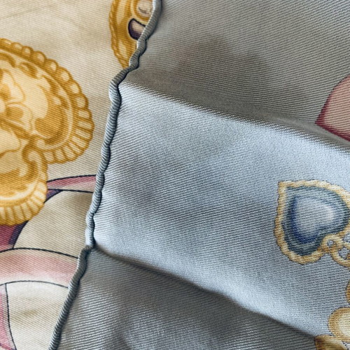Gucci vintage silk scarf 90x90 with romantic multicolor motif used