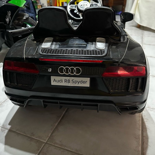 Audi R8 Licensed Children's Car like new with remote