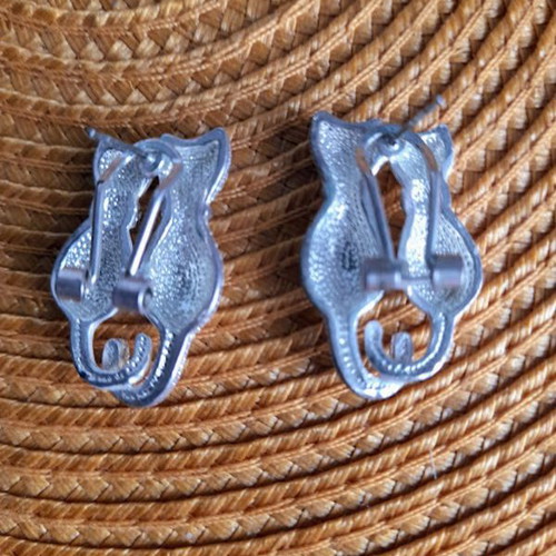 Cat earrings like new, silver color