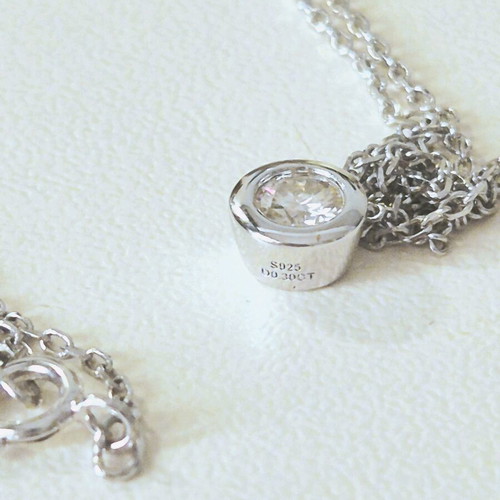 Silver s9.25 pendant with zircon like new