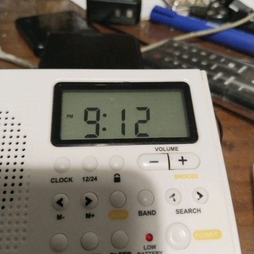 Akai digital world band receiver DX FM/AM/SW clock alarm