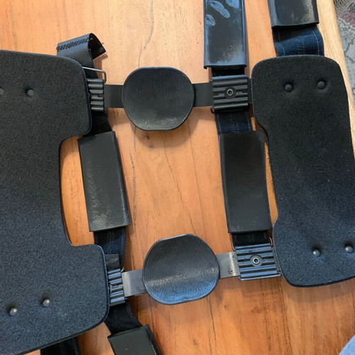 Four-point thigh-calf brace like new, size small