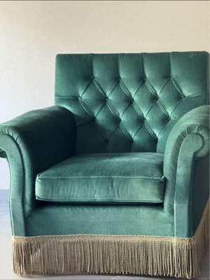 Vintage velvet armchair with fringes and tufted back, green
