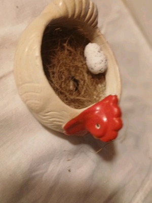 Ceramic Easter decorative hen like new