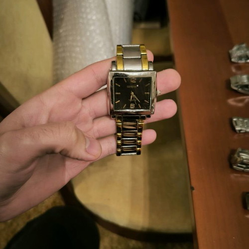 Unisex watch needs battery