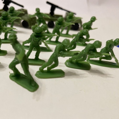 Small toy soldiers used, 26 soldiers, 3 Indians, 4 vehicles