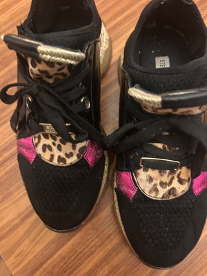 Sneaker Steve Madden μεταχειρισμένο, μέγεθος 42, μαύρο και μωβ με σχέδιο λεοπαρ