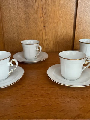 Porcelain coffee cups with saucers set of 4 like new