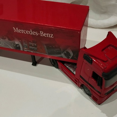 Mercedes toy truck with detachable trailer like new