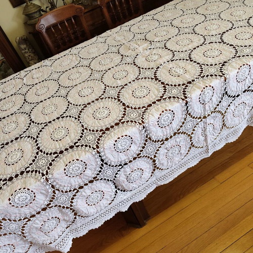 Traditional tablecloth 210x240 like new