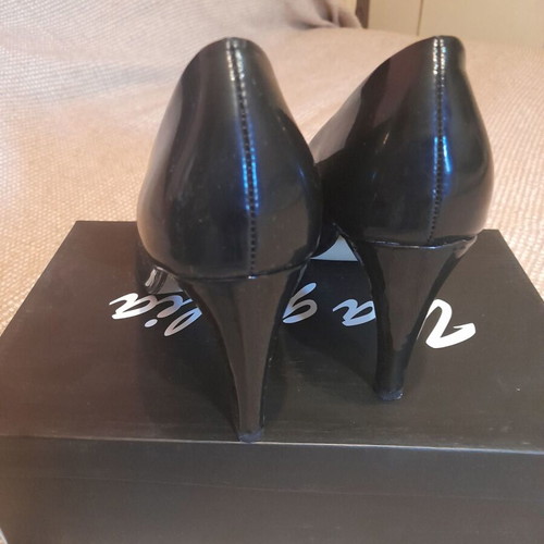 Famous Shoes black patent pumps size 37 like new