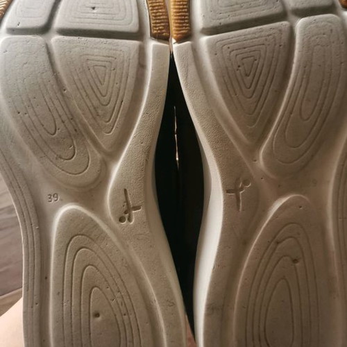 Tamaris sneakers used, athletic shoes size 39