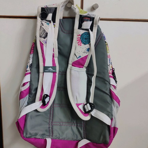 School bag like new with 5 compartments and 2 side mesh openings