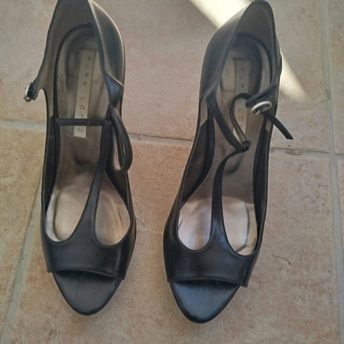 Pura Lopez women's black leather heels like new, size 39