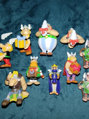 Asterix figures used, pack of 10 from kinder surprise