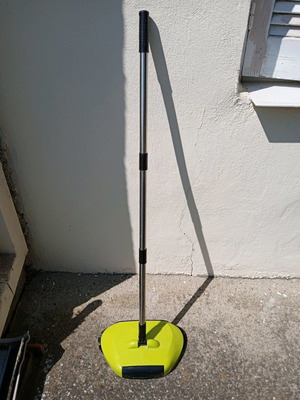 Rotating broom with handle used