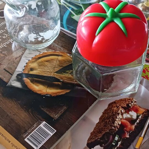 Set of 4 glass jars like new with 5 cooking magazines gift
