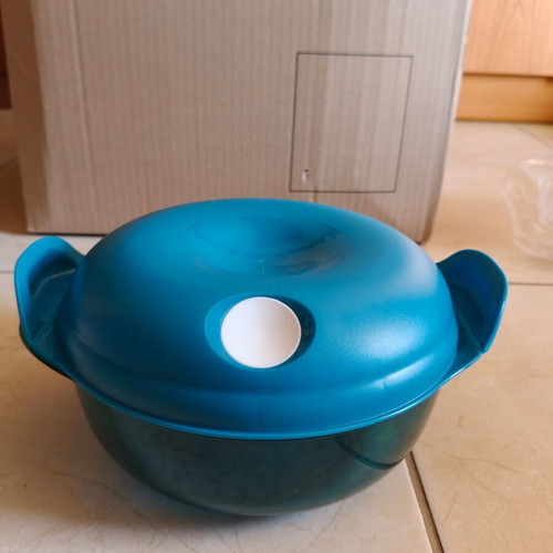 Tupperware Heat and Serve 1.5l microwave container new, red