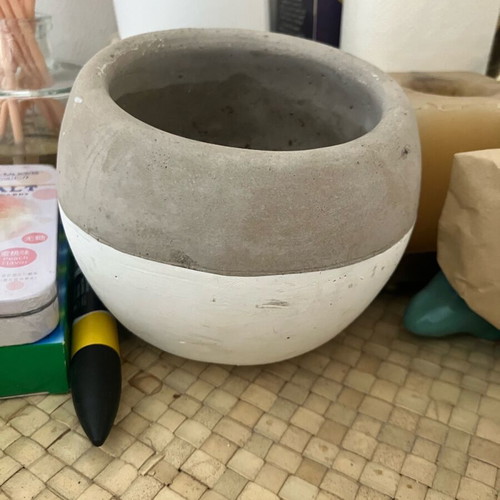 Two-tone flowerpot used, gray and white