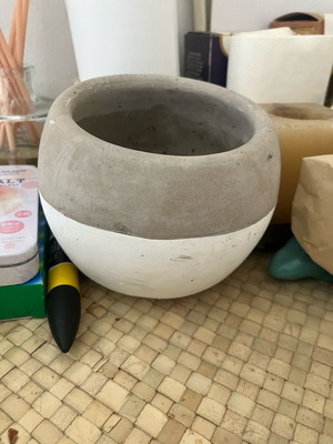 Two-tone flowerpot used, gray and white