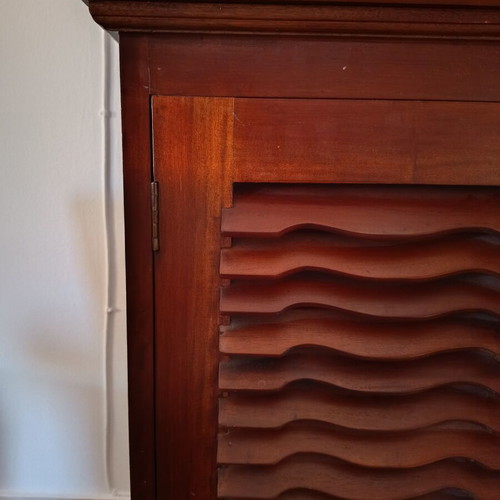 Wooden shoe rack elegant, like new, walnut color