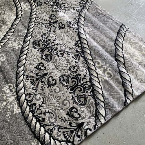 Large black and white rug like new, 2.30x1.90 m