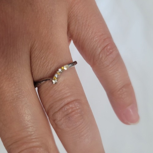 Thin ring-veraki with subtle rhinestones