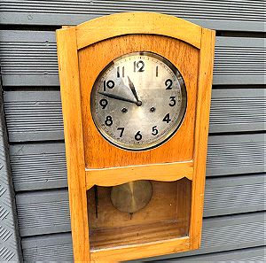 Παλιό ξύλινο λειτουργικό ρολόι τοίχου. Διαστάσεις:54x31 cm.ΤΙΜΗ:140 ευρώ