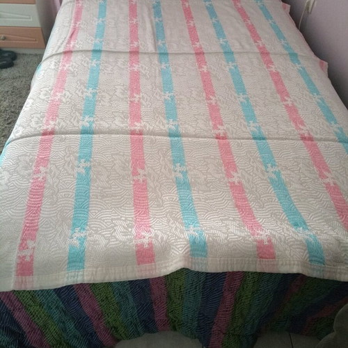 Luxury quilt blanket like new, dimensions 200x165