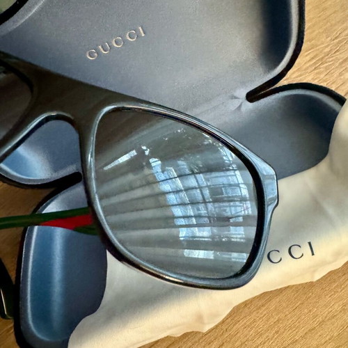 Gucci sunglasses like new, unisex classic design