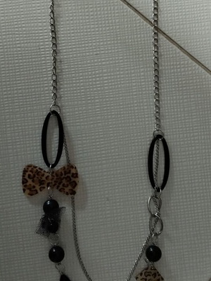 Faux necklace like new, black and silver