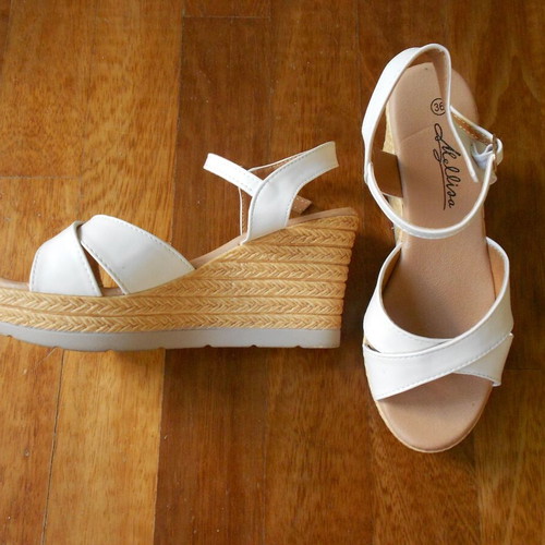 White women's sandals like new, size 36, with crisscross straps