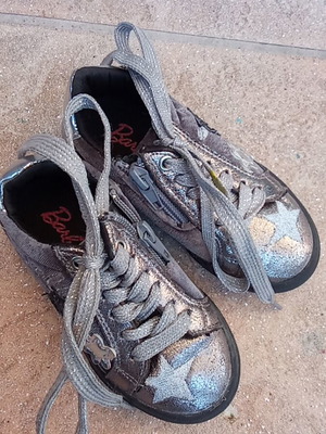 Barbie athletic shoes size 25 like new, gray silver