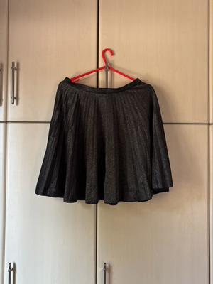Zini women's skirt size M like new, black and silver