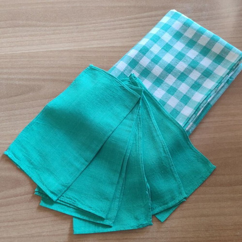 Checkered tablecloth with 6 green cloth napkins set