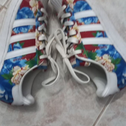 Sports shoes