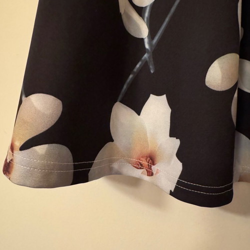 Mo Secrets floral skirt black, like new, size 42
