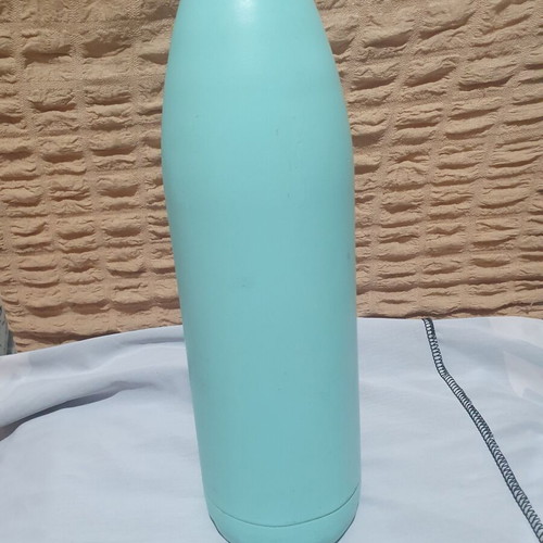 Thermos bottle used with sturdy construction and high temperature resistance
