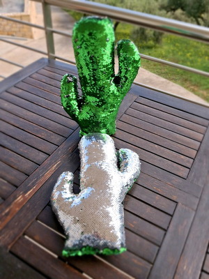 Sequin pillows like new, pack