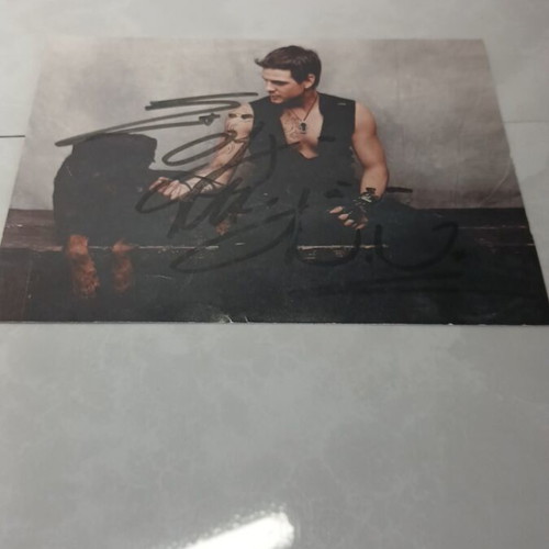 Autograph used with singer Nino