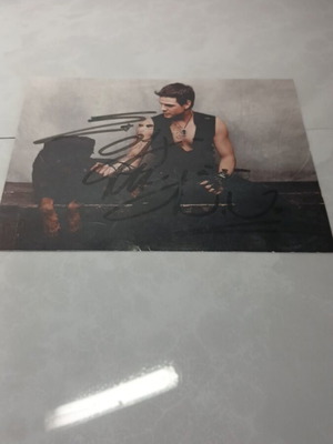 Autograph used with singer Nino