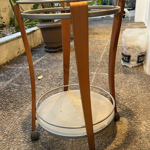 Coffee table with wheels used, suitable for bar