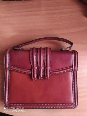 Τσαντάκι χειρός μεταχειρισμένο δέρμα χρώματος τάμπα