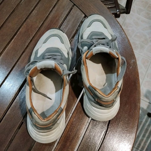Guy Laroche sneakers used, gray and white athletic shoes