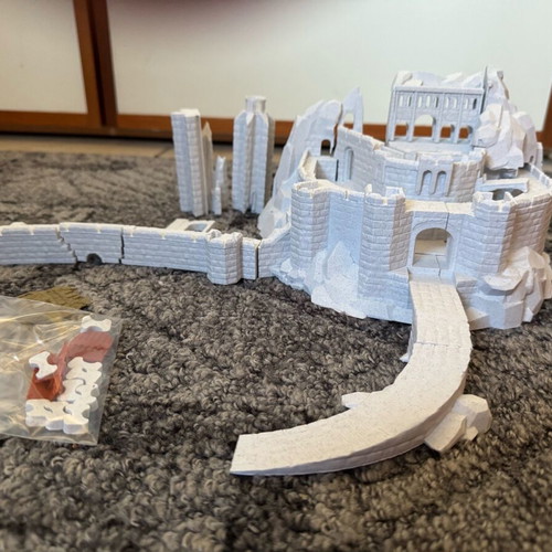 Helms Deep 3D Diorama Mini like new with siege weapons